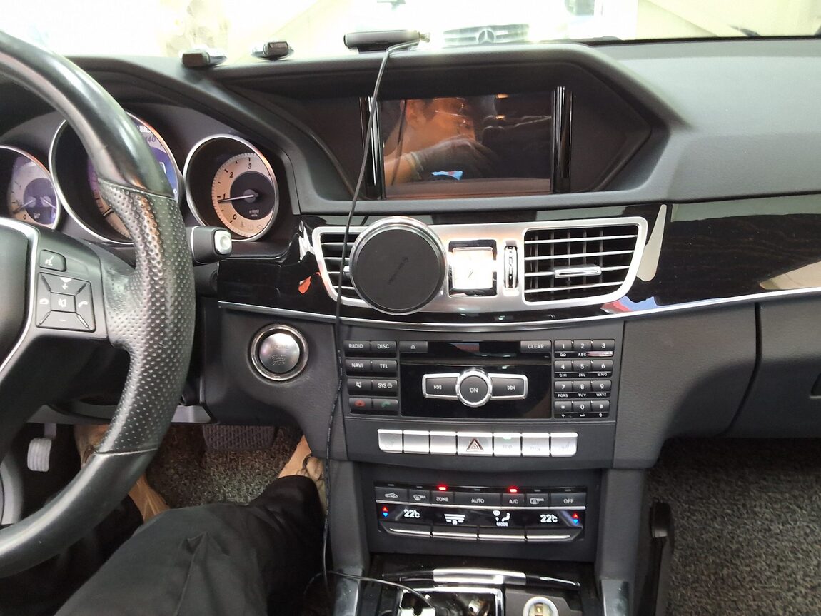 MERCEDES-BENZ E-CLASS (4TH GEN) E220 CDI BLUETEC AVANTGARDE 2015 - zdjęcie 24