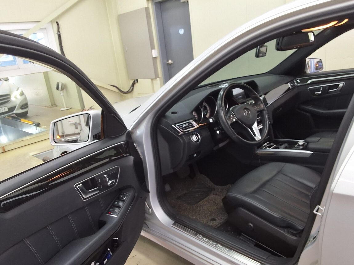 MERCEDES-BENZ E-CLASS (4TH GEN) E220 CDI BLUETEC AVANTGARDE 2015 - zdjęcie 11