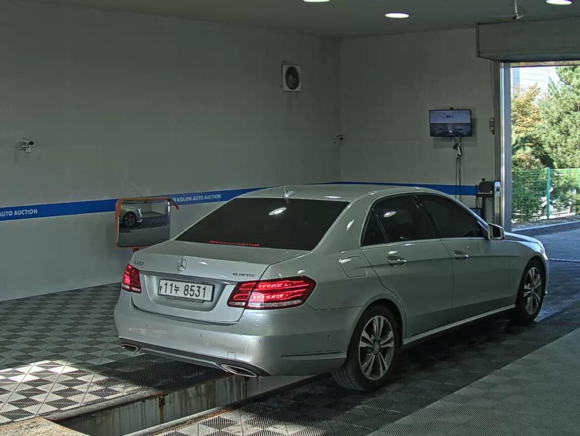 MERCEDES-BENZ E-CLASS (4TH GEN) E220 CDI BLUETEC AVANTGARDE 2015 - zdjęcie 5