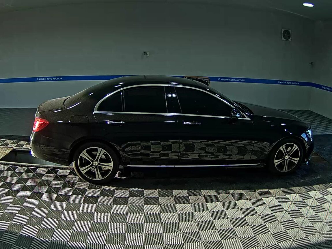 MERCEDES-BENZ E-CLASS (5TH GEN) E300 AVANTGARDE 2017 - zdjęcie 4