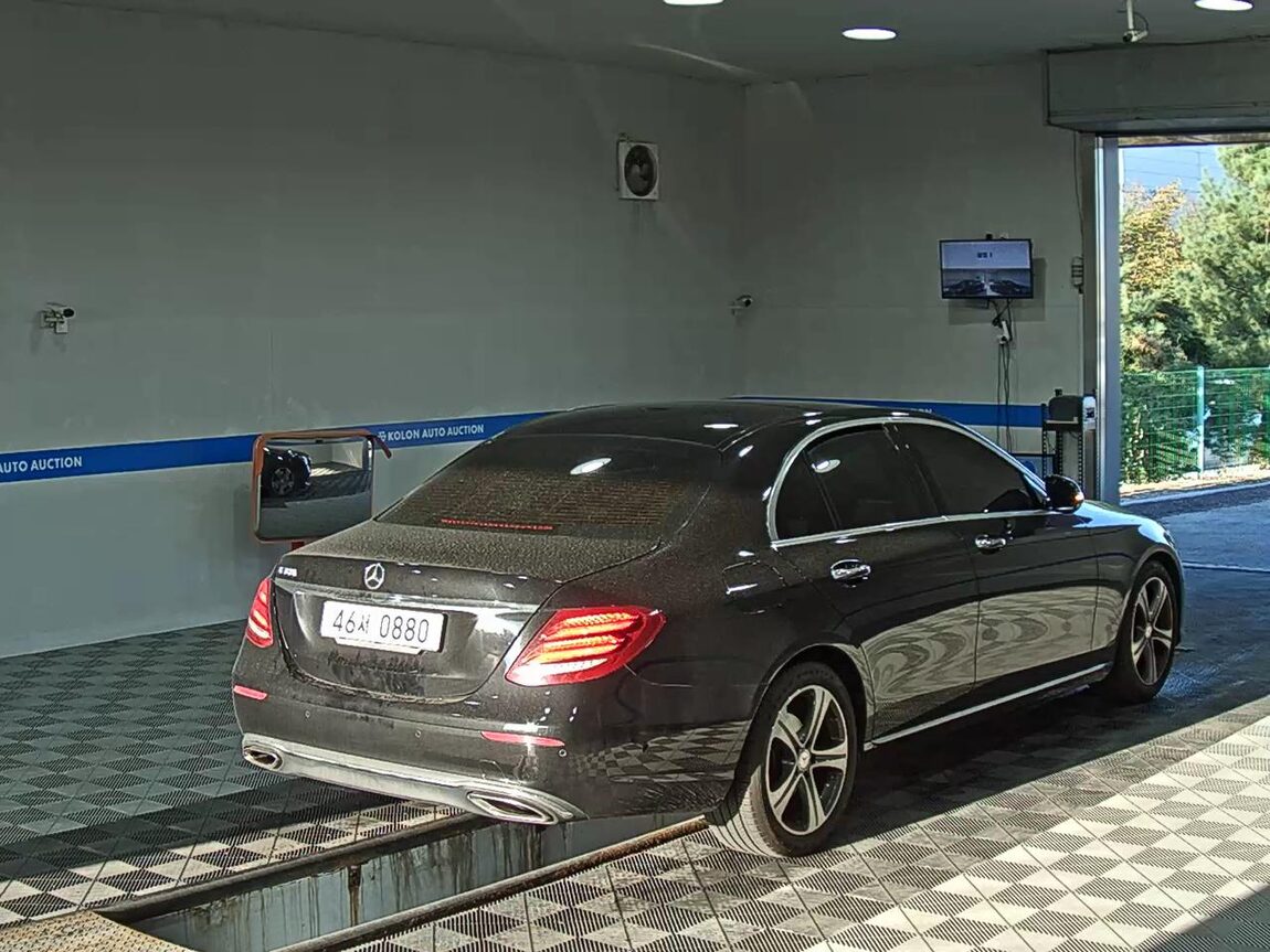 MERCEDES-BENZ E-CLASS (5TH GEN) E300 AVANTGARDE 2017 - zdjęcie 5