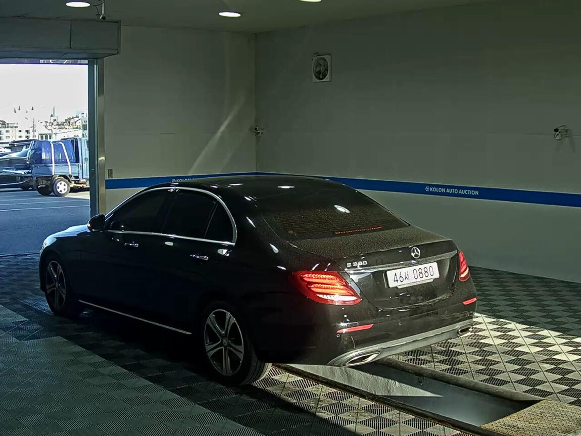 MERCEDES-BENZ E-CLASS (5TH GEN) E300 AVANTGARDE 2017 - zdjęcie 6