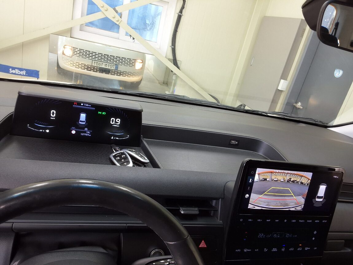 HYUNDAI STARIA 2.2 DIESEL TOURER 11-SEATER 2WD MODERN 2023 - zdjęcie 24