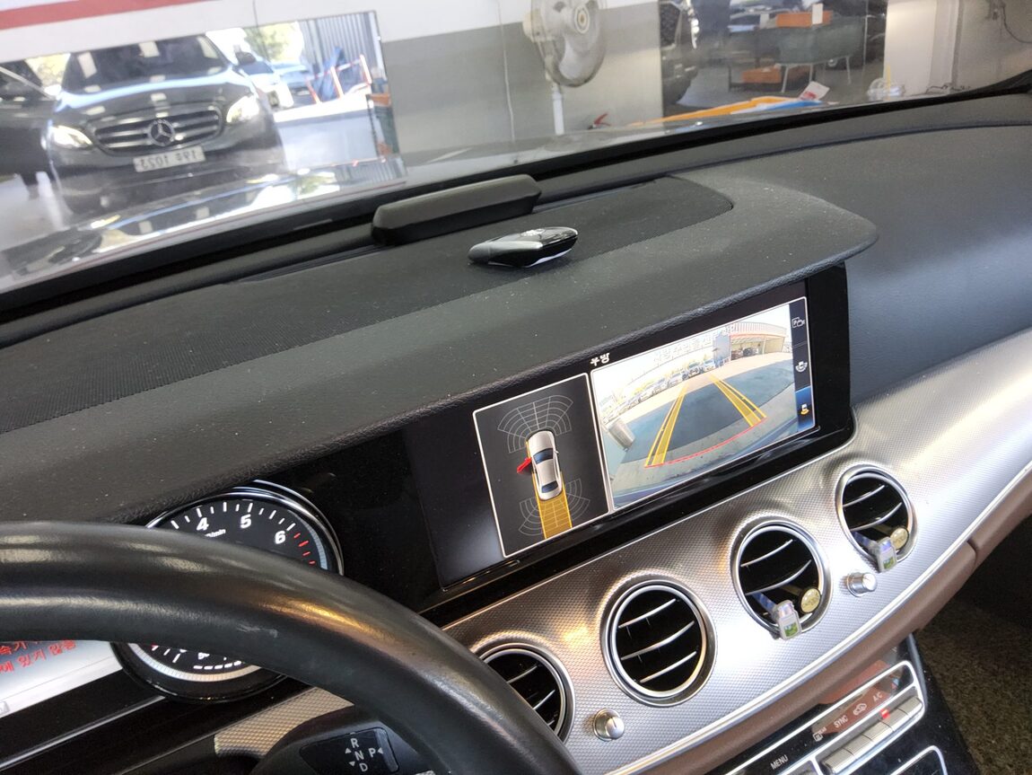 MERCEDES-BENZ E-CLASS (5TH GEN) E300 AVANTGARDE 2019 - zdjęcie 17