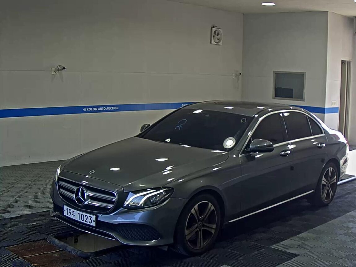 MERCEDES-BENZ E-CLASS (5TH GEN) E300 AVANTGARDE 2019 - zdjęcie 2