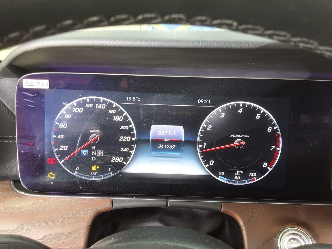 MERCEDES-BENZ E-CLASS (5TH GEN) E300 4MATIC EXCLUSIVE 2017 - zdjęcie 10