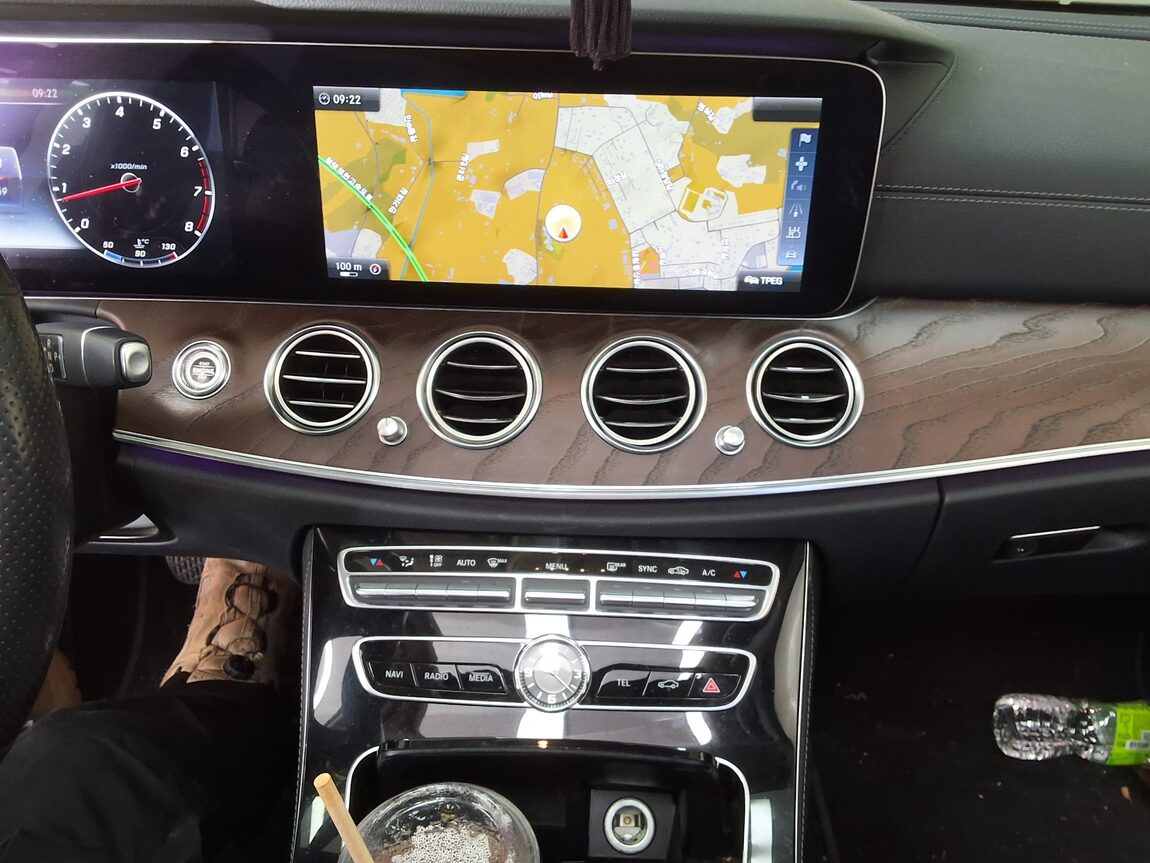 MERCEDES-BENZ E-CLASS (5TH GEN) E300 4MATIC EXCLUSIVE 2017 - zdjęcie 24