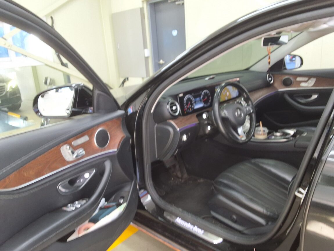 MERCEDES-BENZ E-CLASS (5TH GEN) E300 4MATIC EXCLUSIVE 2017 - zdjęcie 11