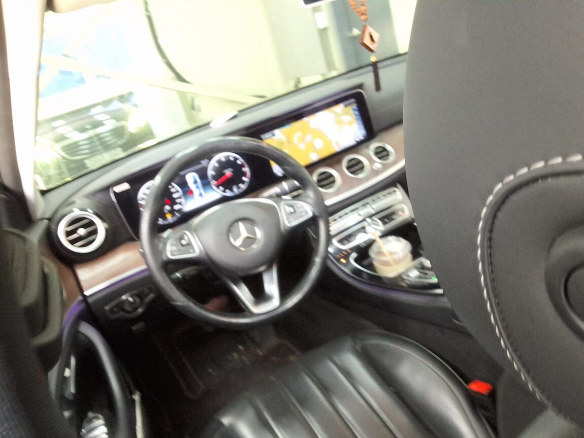 MERCEDES-BENZ E-CLASS (5TH GEN) E300 4MATIC EXCLUSIVE 2017 - zdjęcie 12