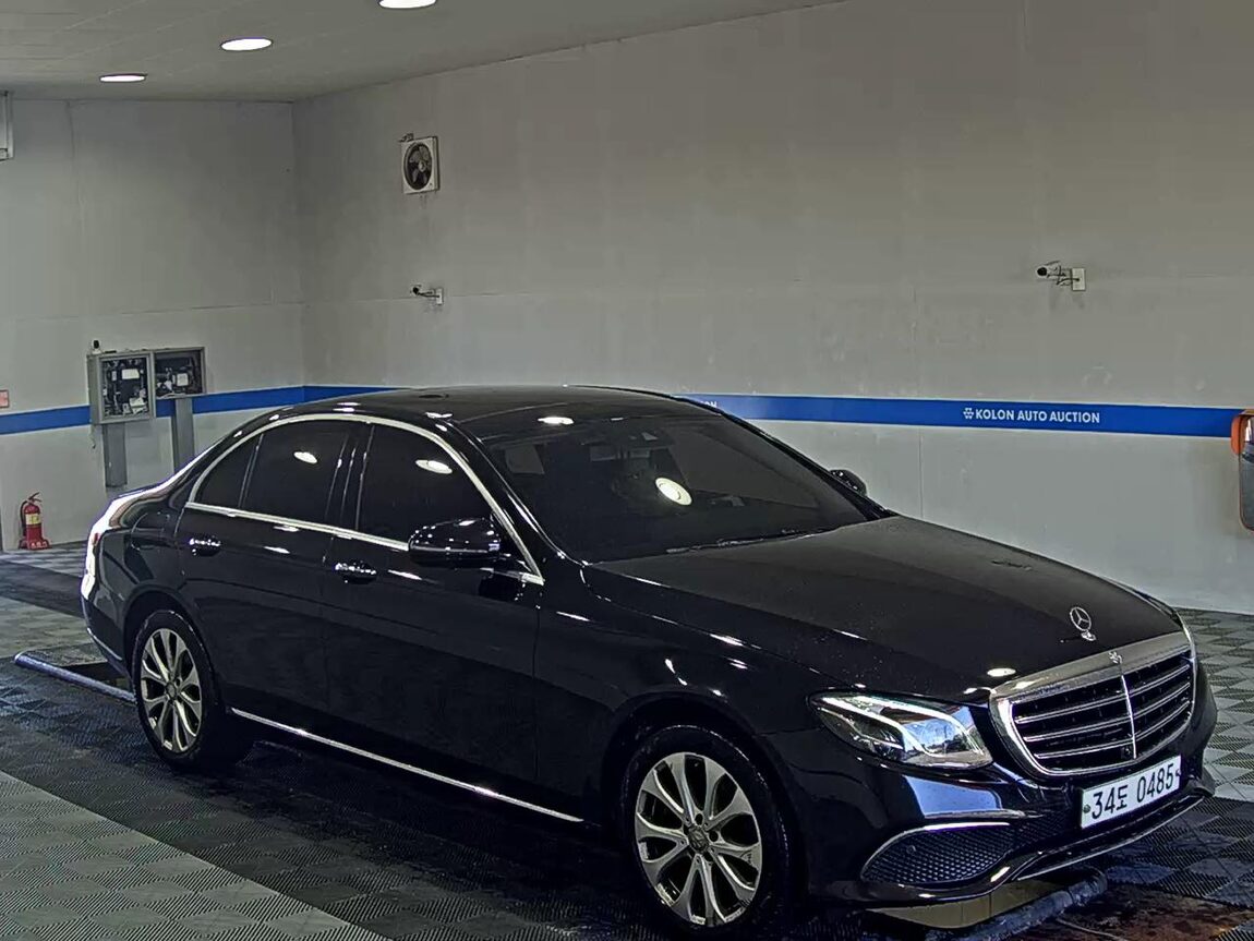 MERCEDES-BENZ E-CLASS (5TH GEN) E300 4MATIC EXCLUSIVE 2017 - zdjęcie 3
