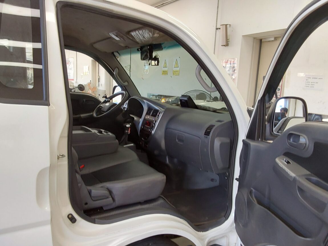 KIA THE NEW BONGO III CARGO BUILT-IN BOX TRUCK LOW DECK MODEL 2020 - zdjęcie 12