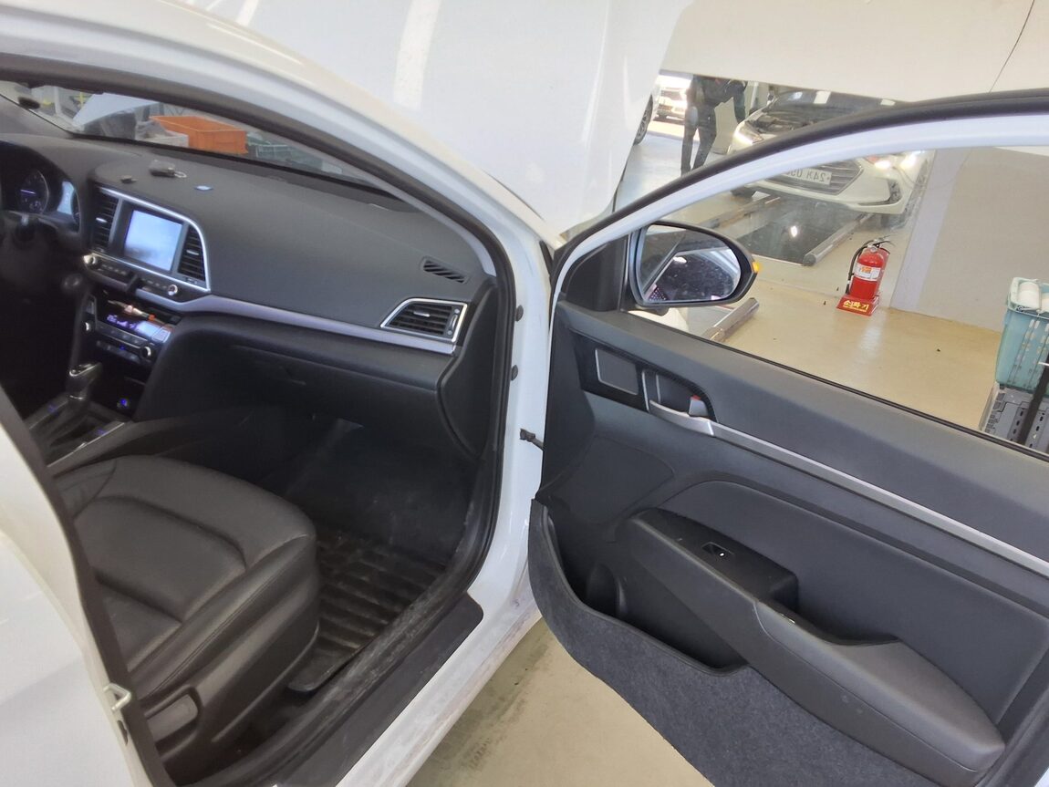 HYUNDAI AVANTE AD 1.6 GDi MODERN SPECIAL 2016 - zdjęcie 13