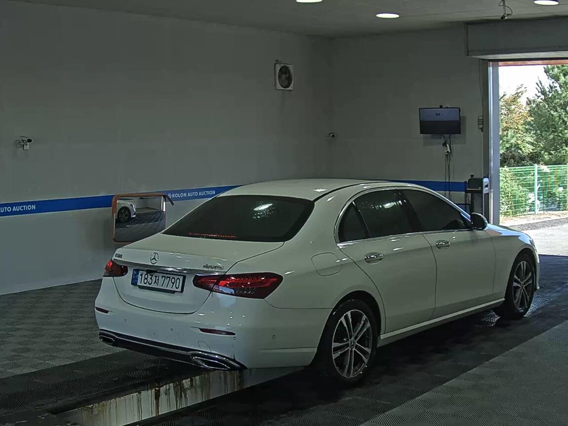MERCEDES-BENZ E-CLASS (5TH GEN) E350 4MATIC AVANTGARDE 2022 - zdjęcie 5
