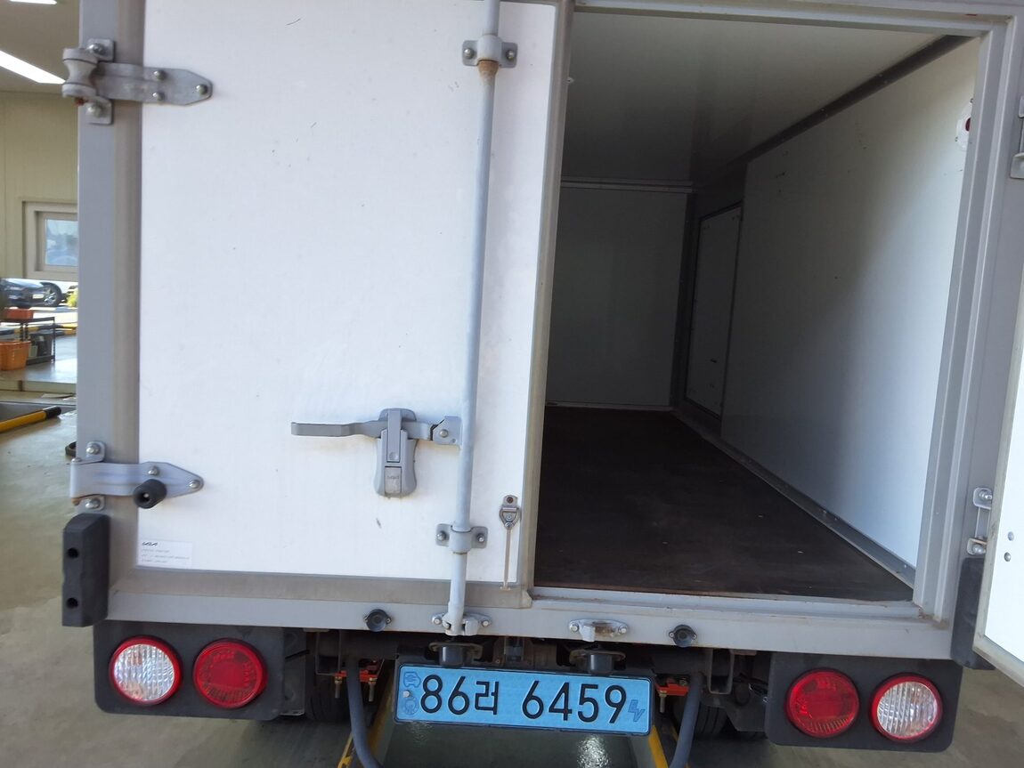 KIA BONGO III EV BUILT-IN BOX TRUCK LOW DECK 2023 - zdjęcie 13