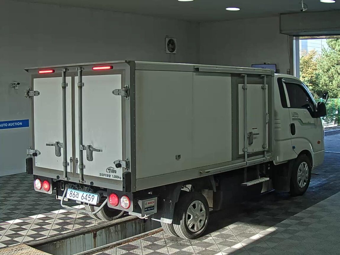 KIA BONGO III EV BUILT-IN BOX TRUCK LOW DECK 2023 - zdjęcie 5