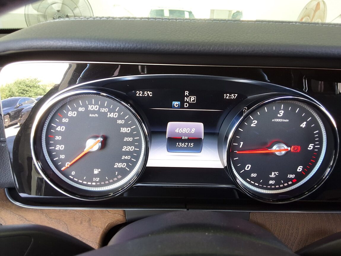 MERCEDES-BENZ E-CLASS (5TH GEN) E220d EXCLUSIVE 2017 - zdjęcie 9