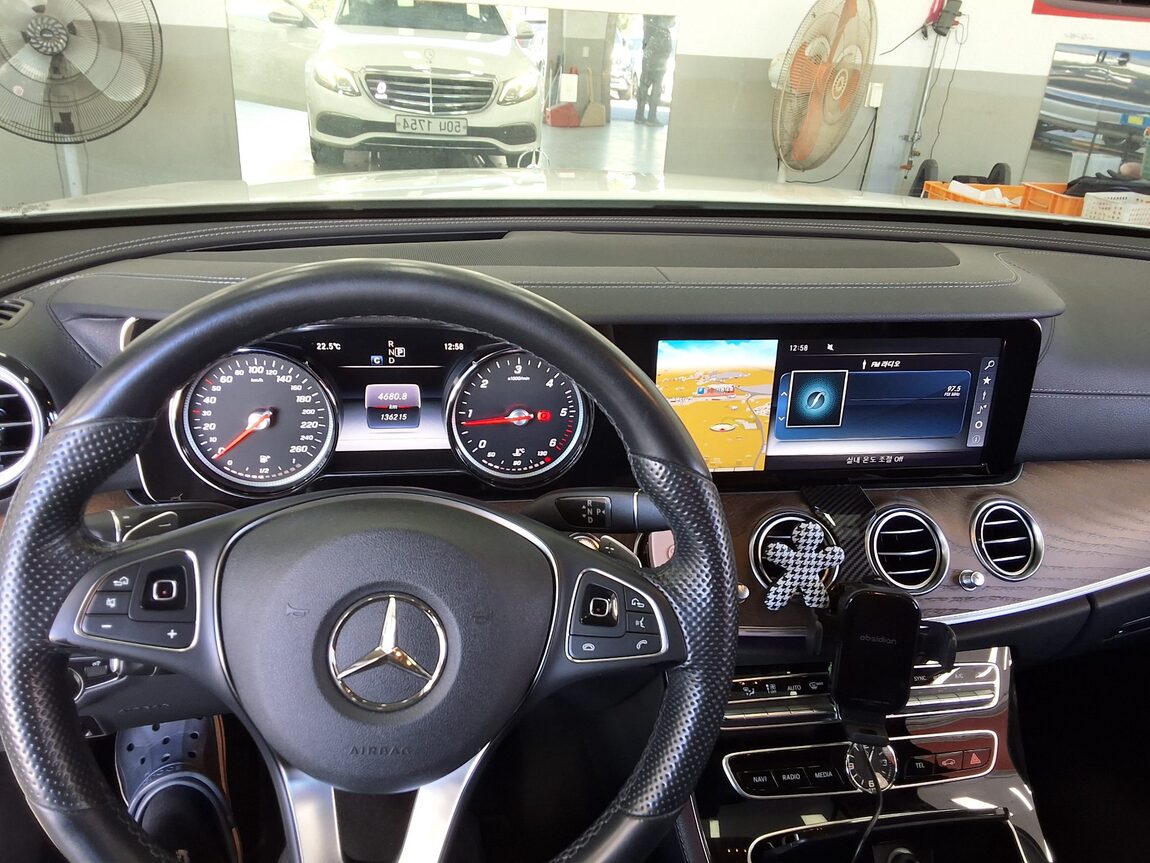 MERCEDES-BENZ E-CLASS (5TH GEN) E220d EXCLUSIVE 2017 - zdjęcie 19