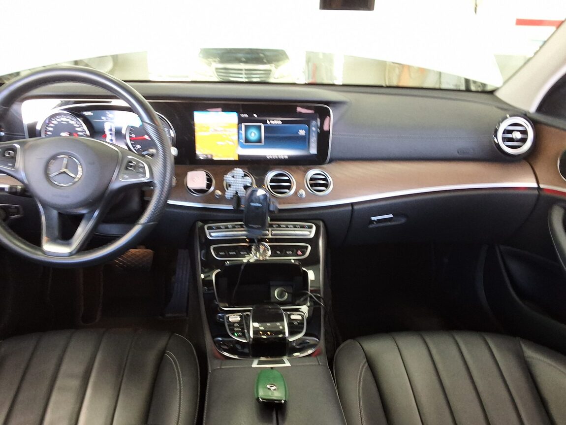 MERCEDES-BENZ E-CLASS (5TH GEN) E220d EXCLUSIVE 2017 - zdjęcie 11
