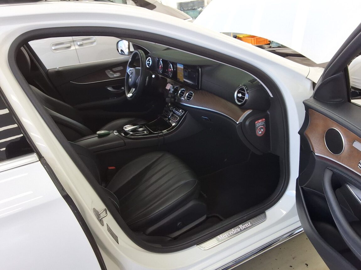 MERCEDES-BENZ E-CLASS (5TH GEN) E220d EXCLUSIVE 2017 - zdjęcie 14