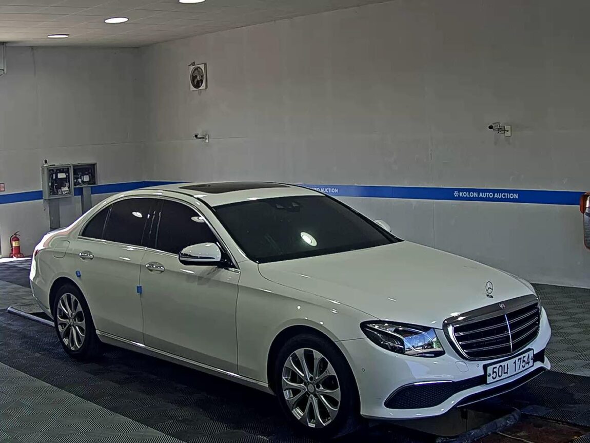 MERCEDES-BENZ E-CLASS (5TH GEN) E220d EXCLUSIVE 2017 - zdjęcie 3