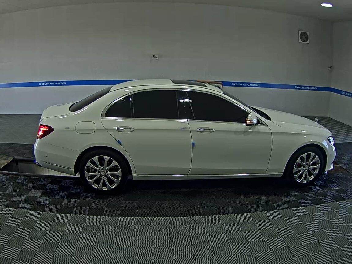 MERCEDES-BENZ E-CLASS (5TH GEN) E220d EXCLUSIVE 2017 - zdjęcie 4