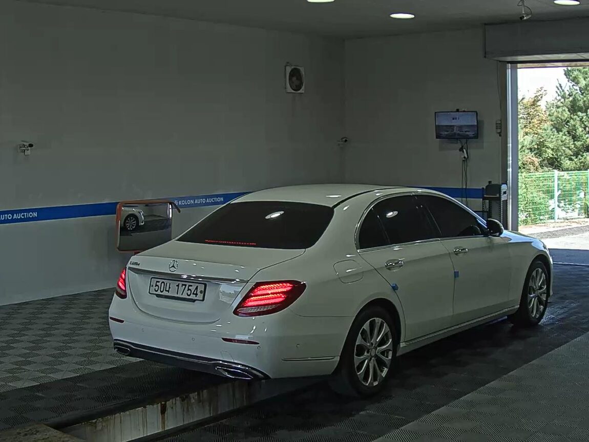 MERCEDES-BENZ E-CLASS (5TH GEN) E220d EXCLUSIVE 2017 - zdjęcie 5
