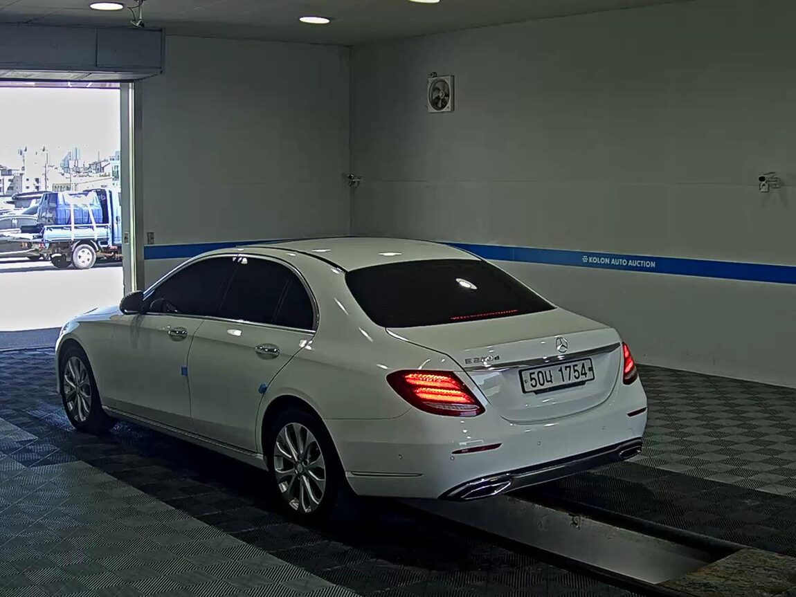MERCEDES-BENZ E-CLASS (5TH GEN) E220d EXCLUSIVE 2017 - zdjęcie 6