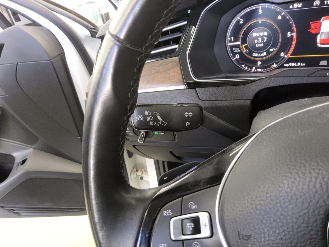 VOLKSWAGEN PASSAT GT (8TH GEN) 2.0 TDI 4MOTION PRESTIGE 2018 - zdjęcie 19