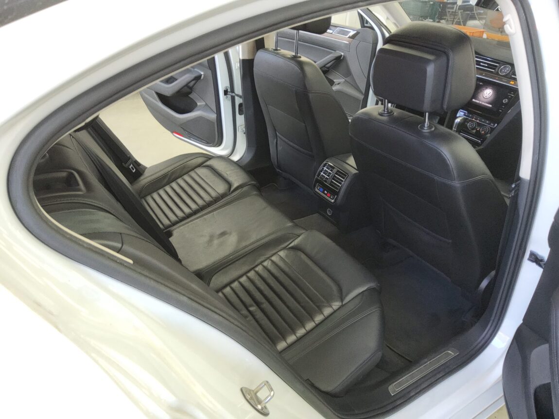 VOLKSWAGEN PASSAT GT (8TH GEN) 2.0 TDI 4MOTION PRESTIGE 2018 - zdjęcie 13
