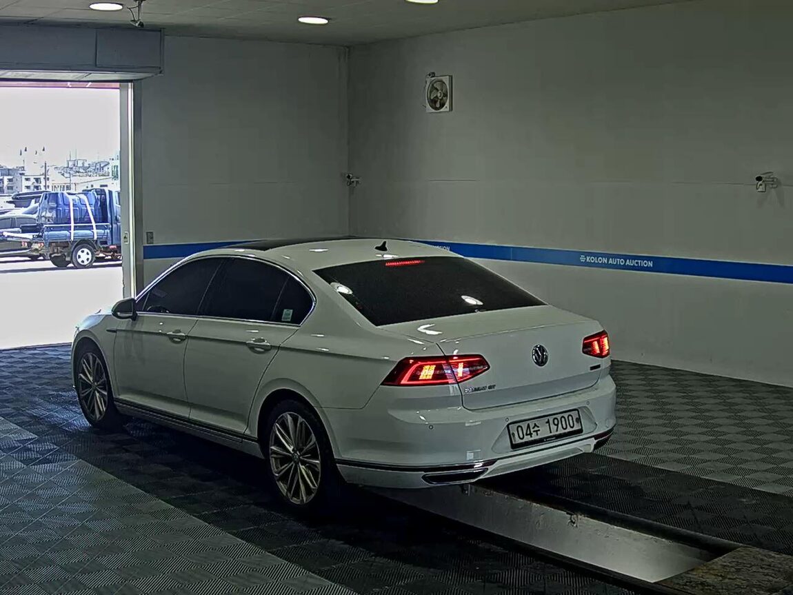 VOLKSWAGEN PASSAT GT (8TH GEN) 2.0 TDI 4MOTION PRESTIGE 2018 - zdjęcie 6