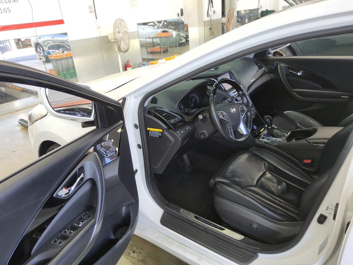 HYUNDAI GRANDEUR HG HG 300 EXCLUSIVE 2017 - zdjęcie 10