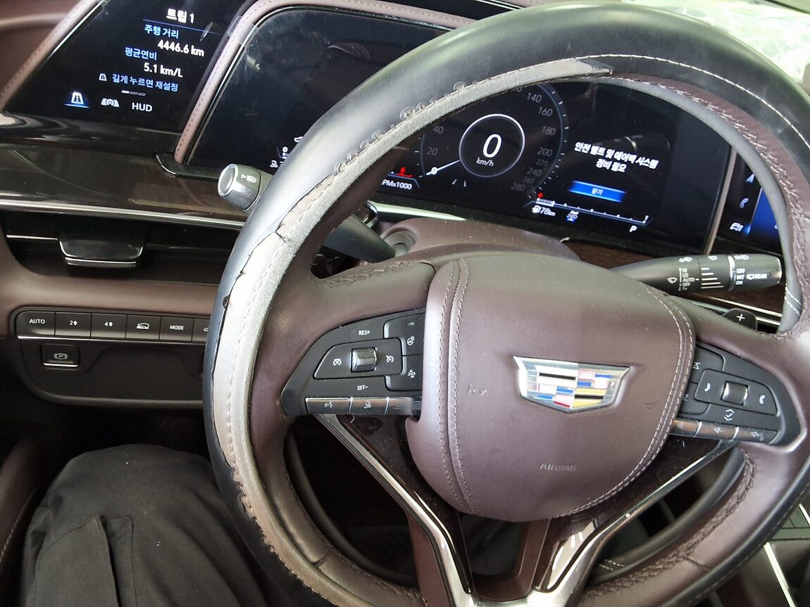 CADILLAC ESCALADE (5TH GEN) 6.2 V8 PREMIUM LUXURY PLATINUM 2023 - zdjęcie 23