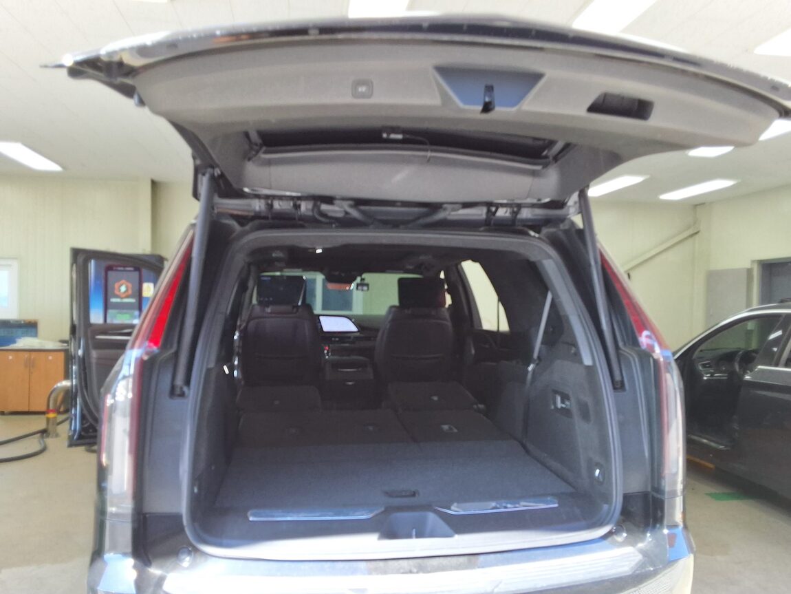 CADILLAC ESCALADE (5TH GEN) 6.2 V8 PREMIUM LUXURY PLATINUM 2023 - zdjęcie 16