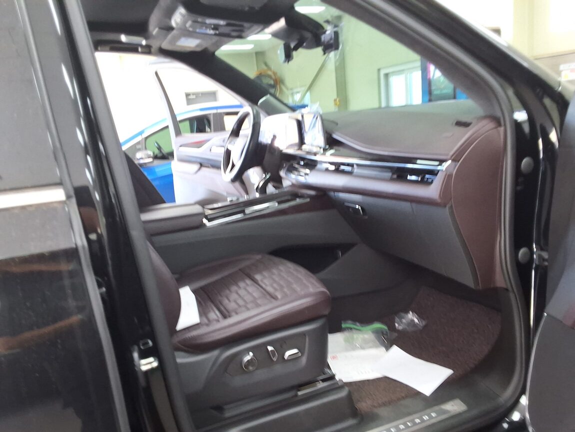 CADILLAC ESCALADE (5TH GEN) 6.2 V8 PREMIUM LUXURY PLATINUM 2023 - zdjęcie 15