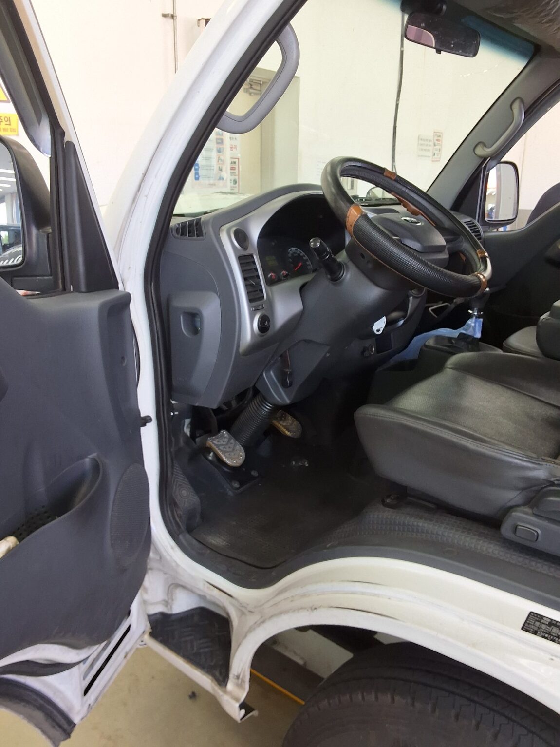 KIA BONGO III CARGO 1.2 TON STANDARD CAB EXTRA LONG WHEELBASE 2014 - zdjęcie 10