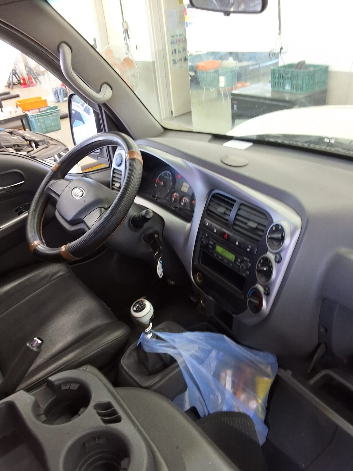 KIA BONGO III CARGO 1.2 TON STANDARD CAB EXTRA LONG WHEELBASE 2014 - zdjęcie 11
