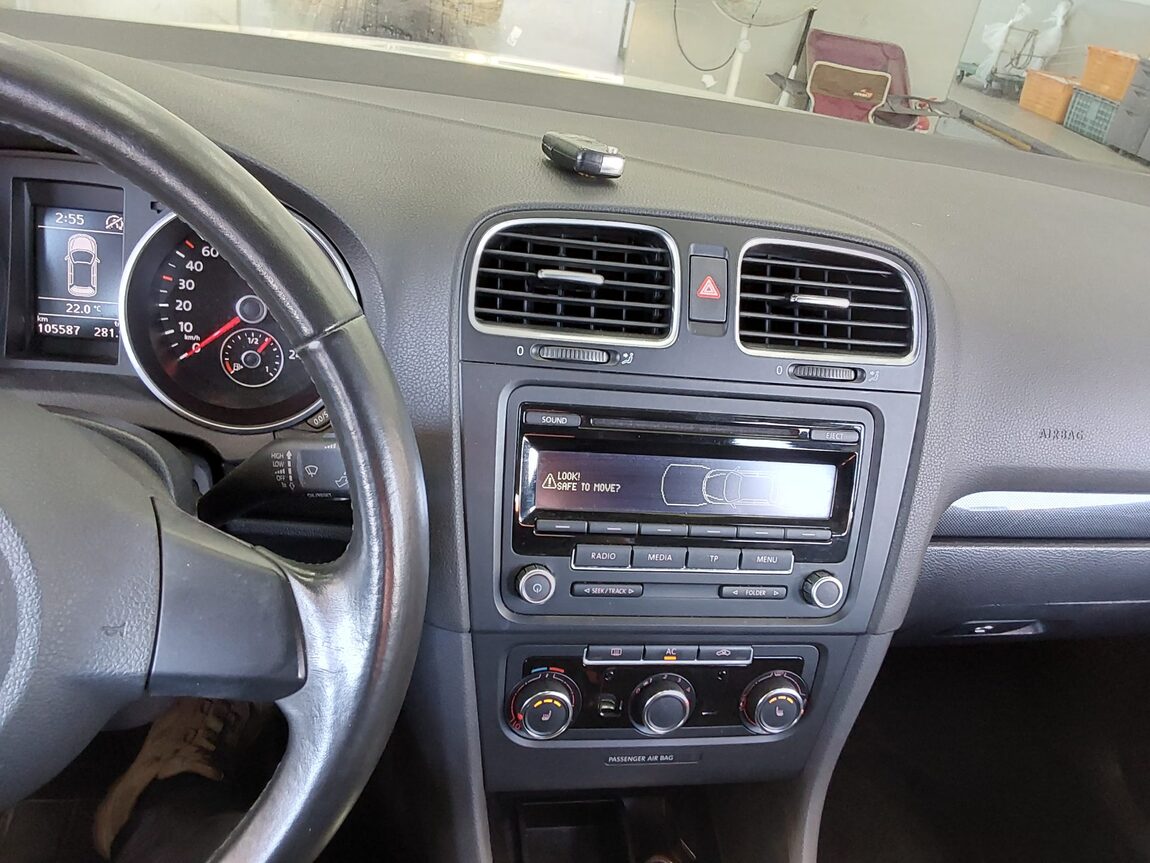 VOLKSWAGEN GOLF (6TH GEN) 1.6 TDI BLUEMOTION 2012 - zdjęcie 17