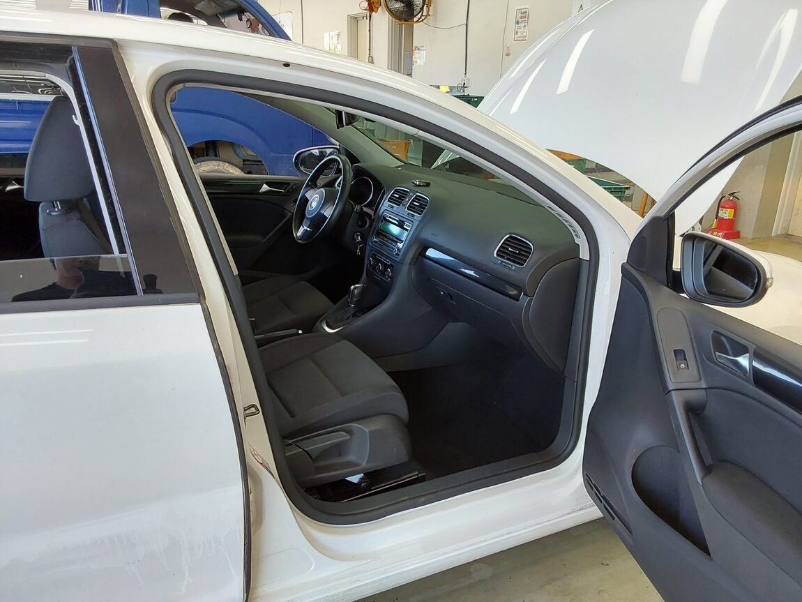 VOLKSWAGEN GOLF (6TH GEN) 1.6 TDI BLUEMOTION 2012 - zdjęcie 14