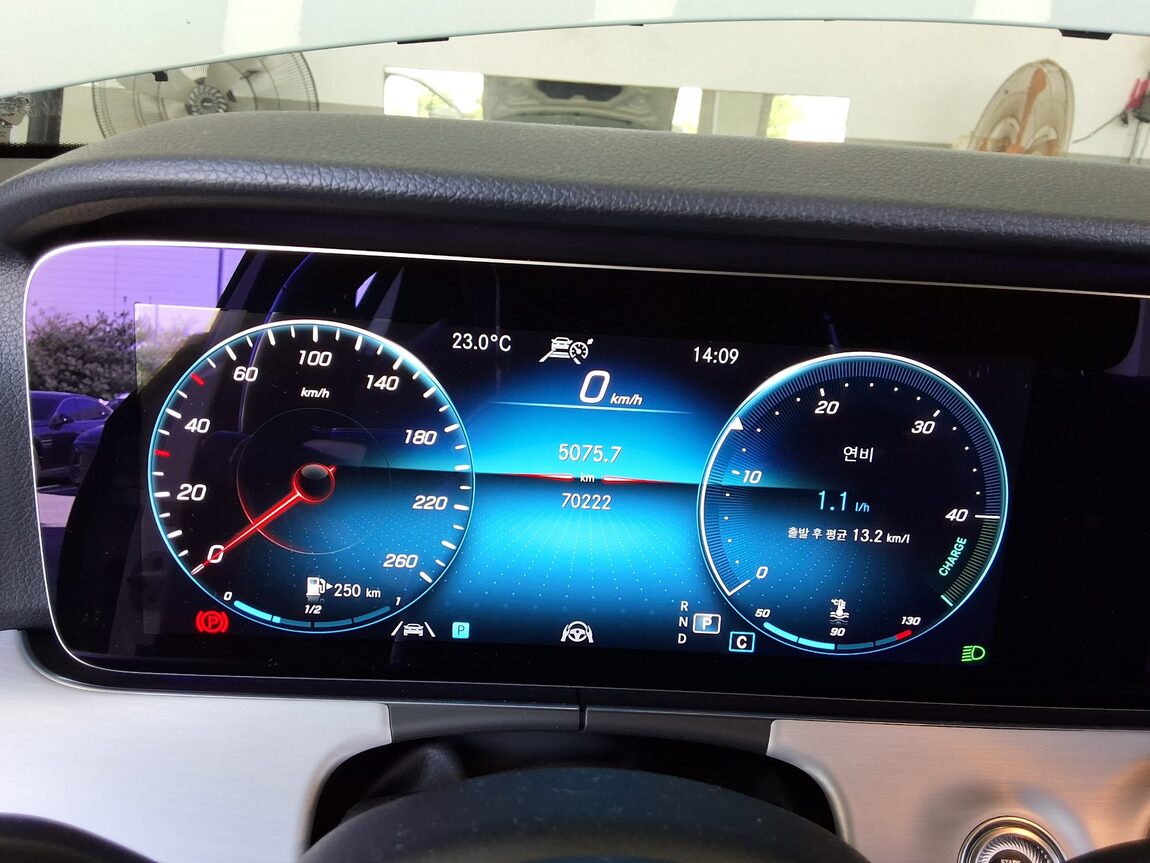 MERCEDES-BENZ E-CLASS (5TH GEN) E250 AVANTGARDE 2021 - zdjęcie 9