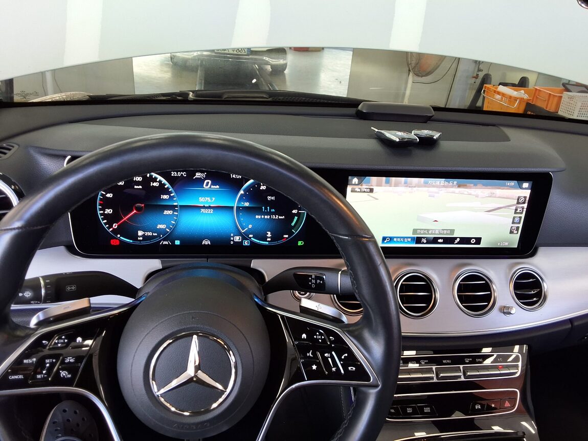 MERCEDES-BENZ E-CLASS (5TH GEN) E250 AVANTGARDE 2021 - zdjęcie 17