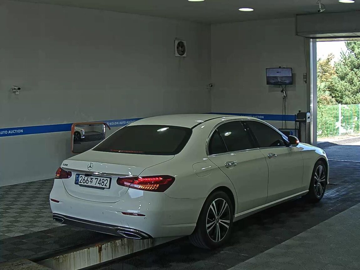MERCEDES-BENZ E-CLASS (5TH GEN) E250 AVANTGARDE 2021 - zdjęcie 5
