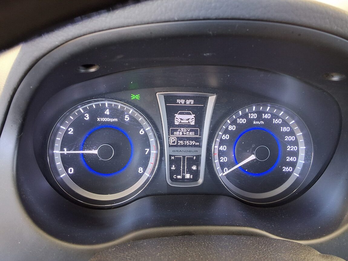 HYUNDAI GRANDEUR HG HG 240 LUXURY 2011 - zdjęcie 9