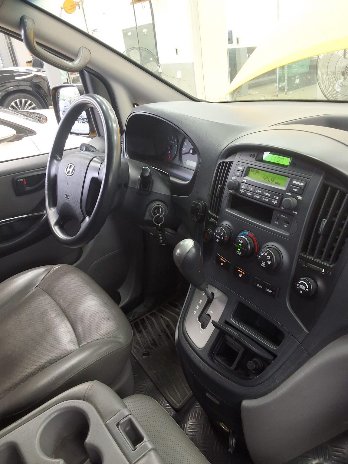HYUNDAI GRAND STAREX 12-SEATER DIESEL CVX DELUXE 2013 - zdjęcie 11