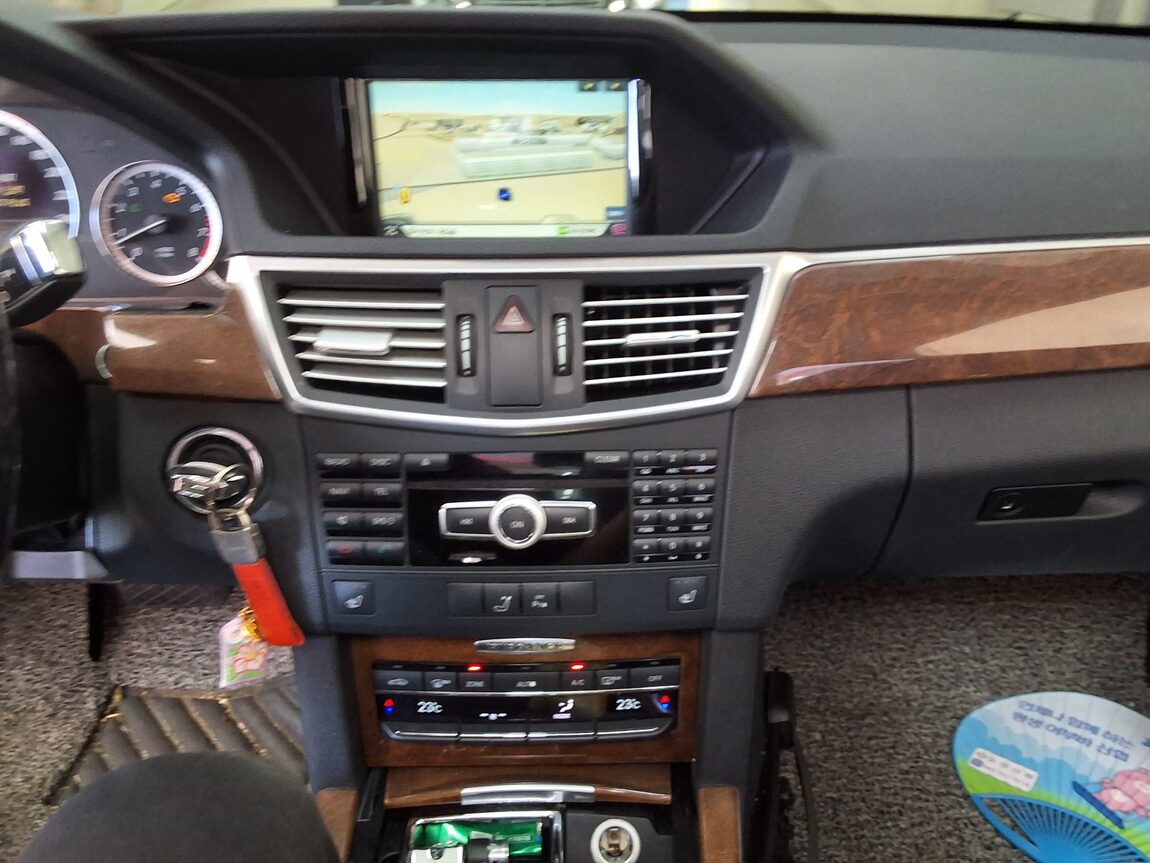 MERCEDES-BENZ E-CLASS (4TH GEN) E300 ELEGANCE 2012 - zdjęcie 24