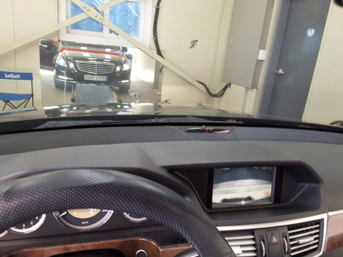 MERCEDES-BENZ E-CLASS (4TH GEN) E300 ELEGANCE 2012 - zdjęcie 25