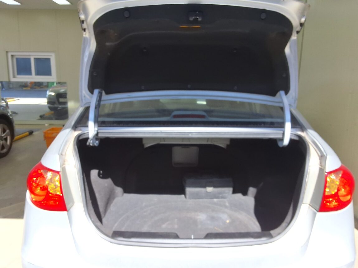 HYUNDAI AVANTE HD 1.6 VVT S16 LUXURY 2010 - zdjęcie 16