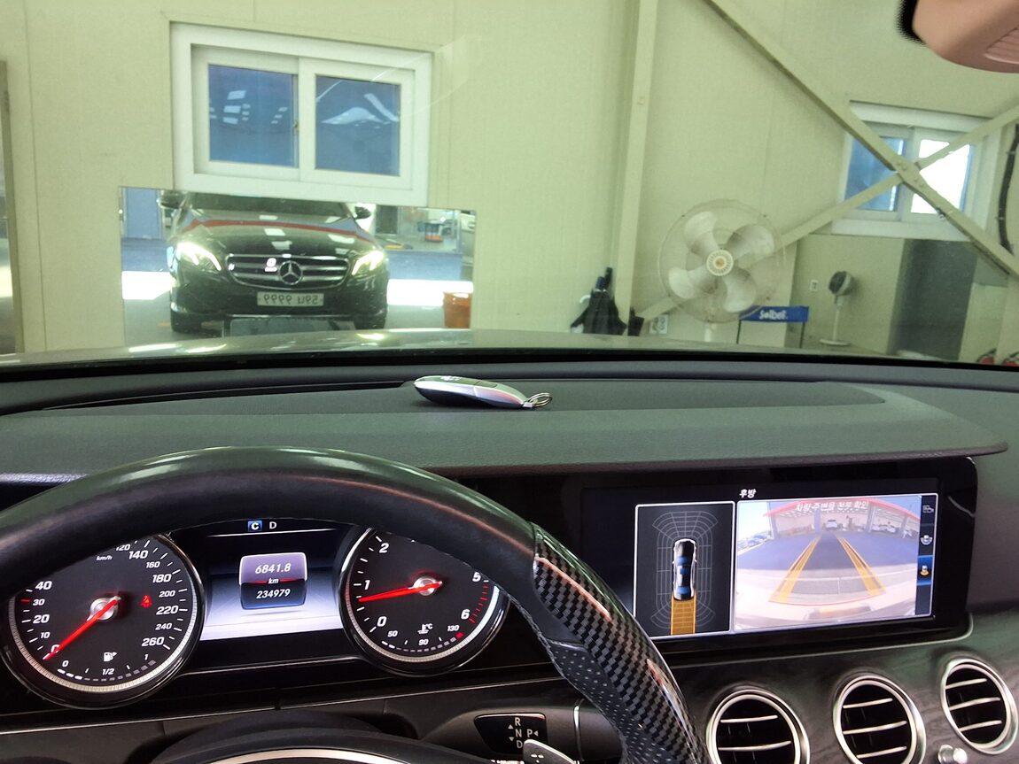 MERCEDES-BENZ E-CLASS (5TH GEN) E220d 4MATIC AVANTGARDE 2017 - zdjęcie 25