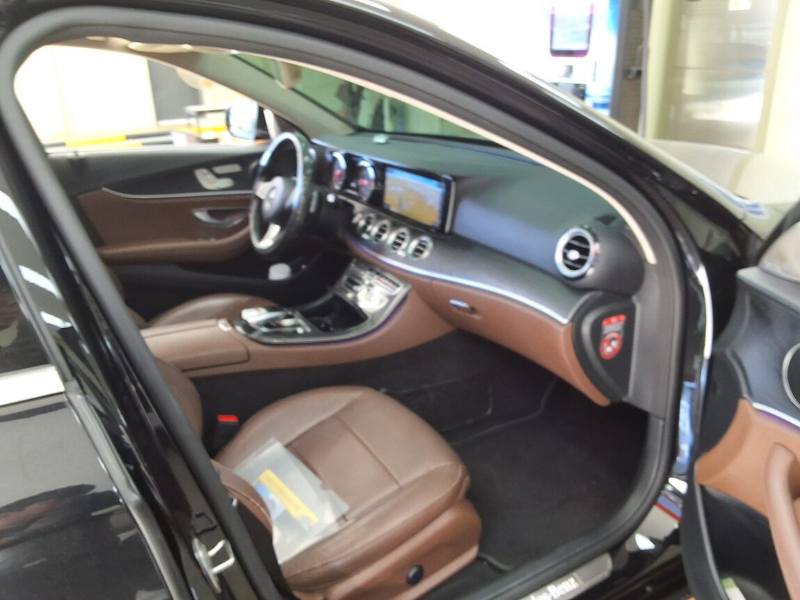 MERCEDES-BENZ E-CLASS (5TH GEN) E220d 4MATIC AVANTGARDE 2017 - zdjęcie 15