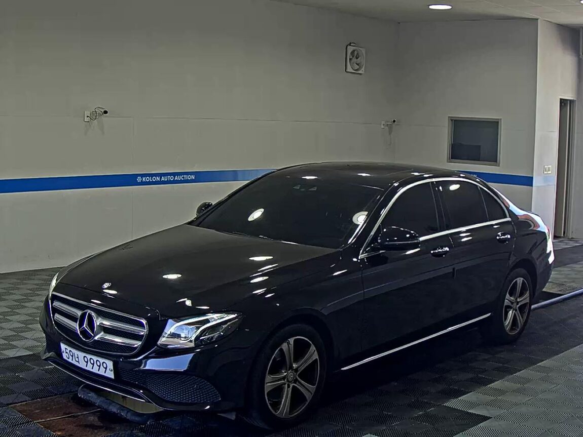MERCEDES-BENZ E-CLASS (5TH GEN) E220d 4MATIC AVANTGARDE 2017 - zdjęcie 2