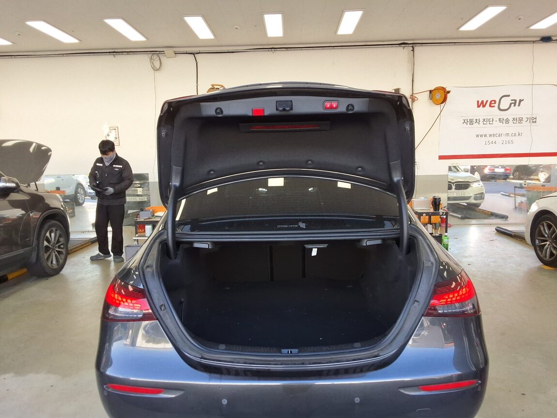 MERCEDES-BENZ E-CLASS (5TH GEN) E250 AVANTGARDE 2021 - zdjęcie 15